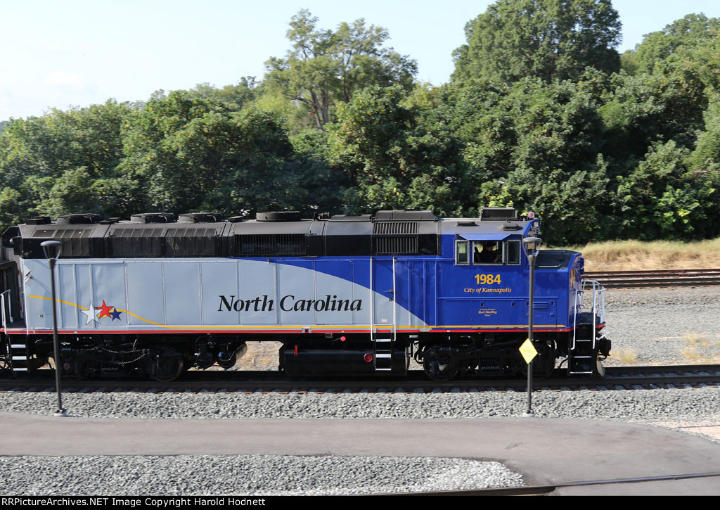 RNCX 1984 leads train P075-28 away from the station